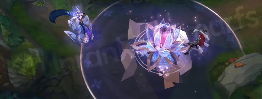 Prestige Porcelain Lissandra R - Frozen Tomb forming a golden porcelain spire with crackled glaze effect